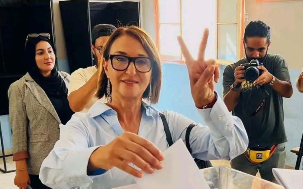 منيب تصوت في البيضاء و تبدي تفاؤلها بتحقيق اليسار نتائج إيجابية في الانتخابات