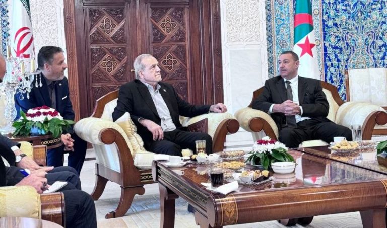 رغم توقف طائرته بالجزائر.. عصا ترامب تُجبر تبون على تجنب استقبال رئيس إيران