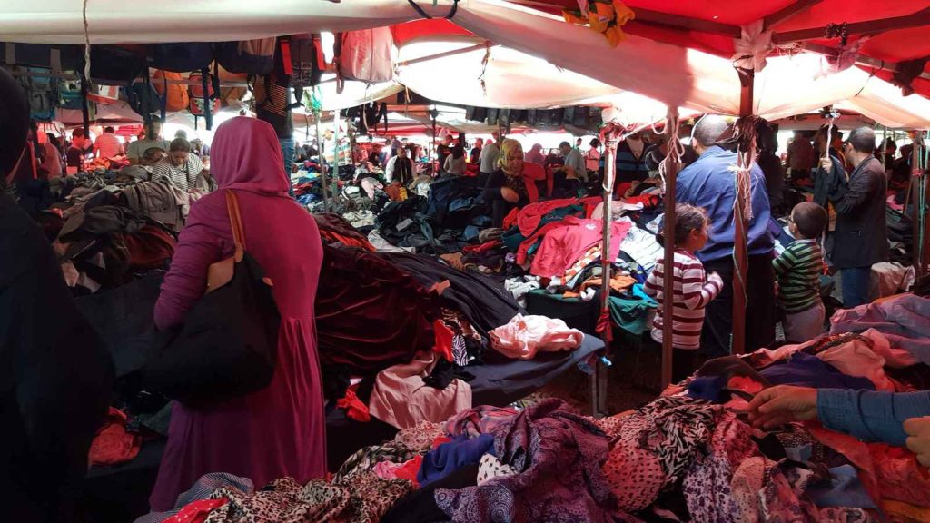 سلا.. أسر تلجأ لملابس (البال) لكسوة أبناءها تزامنا مع الدخول المدرسي