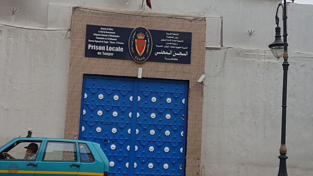إدارة سجن طنجة 2 توضح خلفيات إضراب نبيل أحمجيق عن الطعام