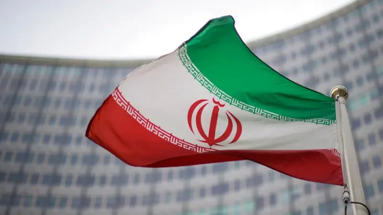 واشنطن والترويكا الأوروبية تحشد لقرار يحيل إيران إلى مجلس الأمن