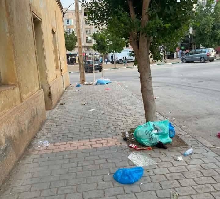 الحسيمة.. أزبال متراكمة في شوارع تارجيست وسط مطالب بالتدخل