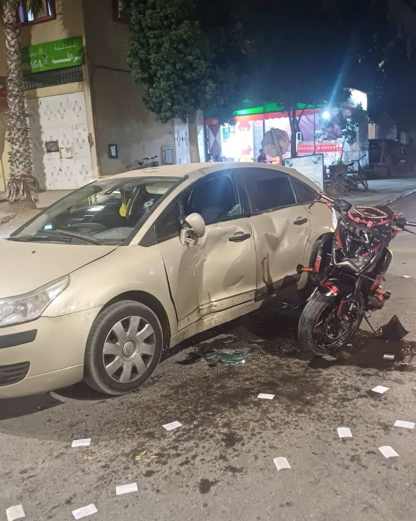 عين العودة.. حادث خطير بين دراجة نارية وسيارة في حي النصر