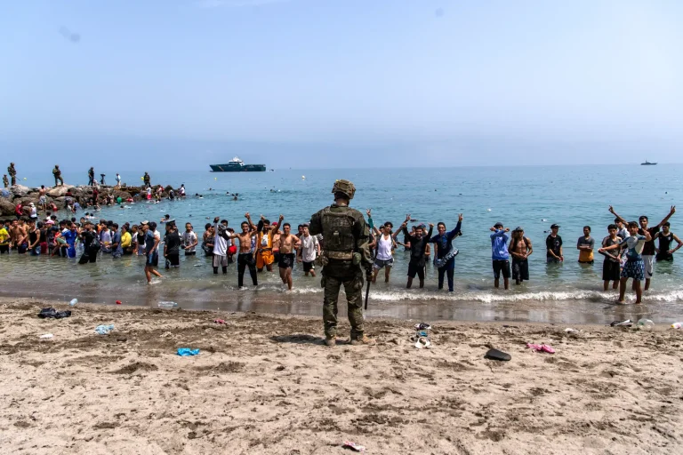سبتة المحتلة.. إسبانيا تعلن عودة أكثر من 5300 مهاجر إلى المغرب