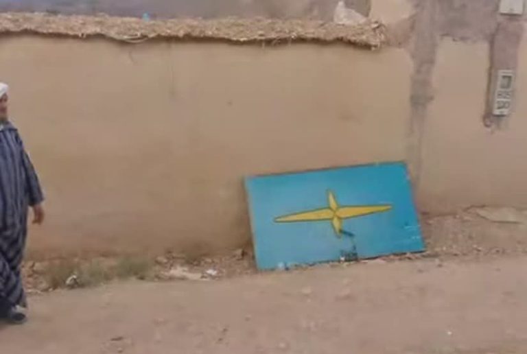بعد تصدره نتائج انتخابات ميدلت.. أسامة باريك يزيل باب منزله ترحيبا بالمهنئين