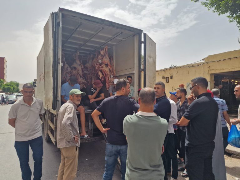 جرسيف.. جزارون يرفضون استلام شحنة من اللحوم احتجاجاً على تعطل وحدة التبريد بالمجزرة