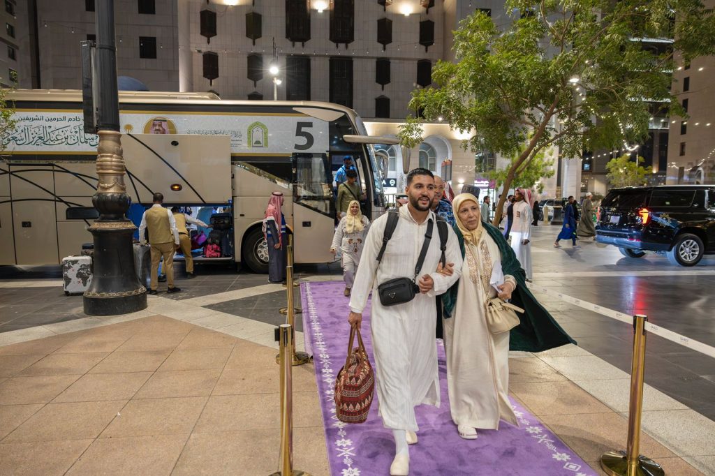 ضيوف برنامج خادم الحرمين الشريفين للعمرة والزيارة يصلون المدينة المنورة - صور