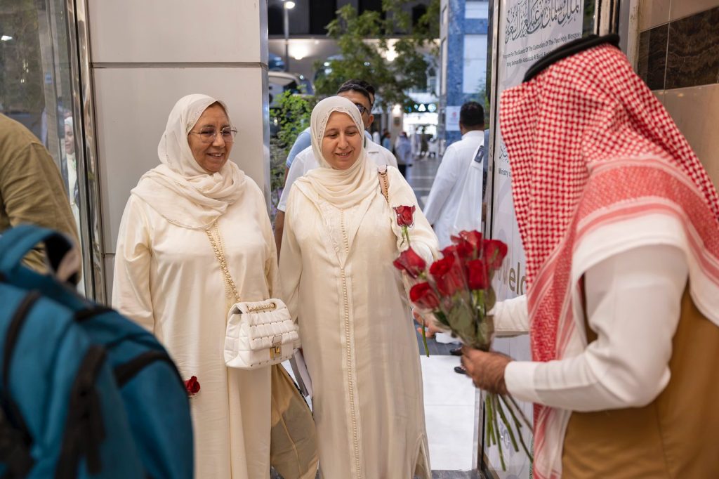 ضيوف برنامج خادم الحرمين الشريفين للعمرة والزيارة يصلون المدينة المنورة - صور