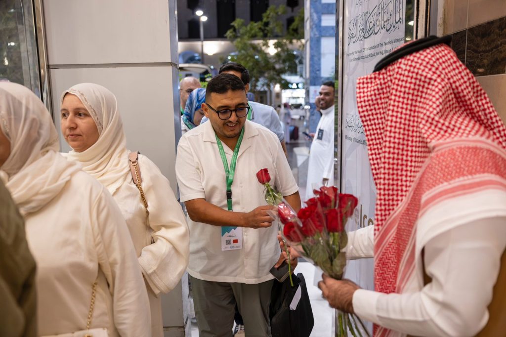 ضيوف برنامج خادم الحرمين الشريفين للعمرة والزيارة يصلون المدينة المنورة - صور