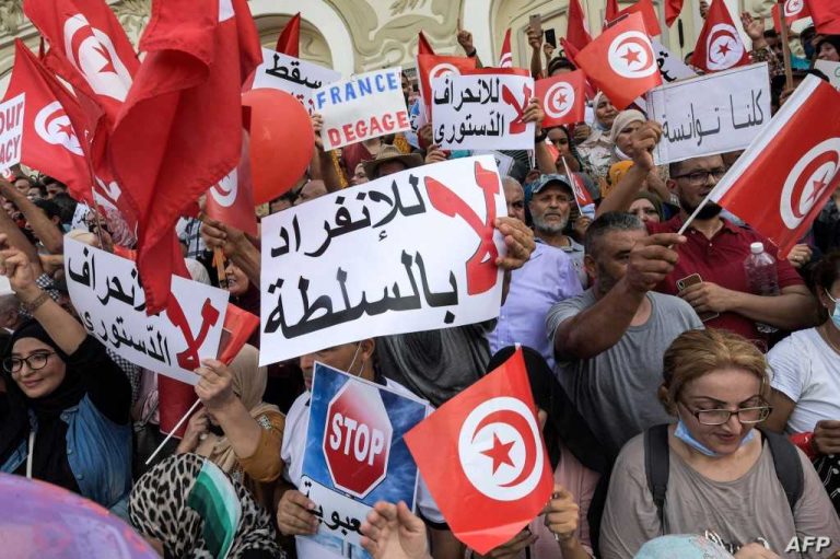 تونس.. توقيف صحفي بارز قبيل مشاركته في برنامج اذاعي