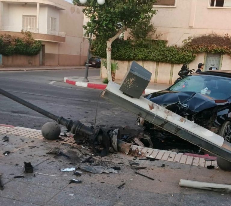 وجـدة .. تحطم سيارتين في حادثة سير مروعة وفرار 3 من ركابها