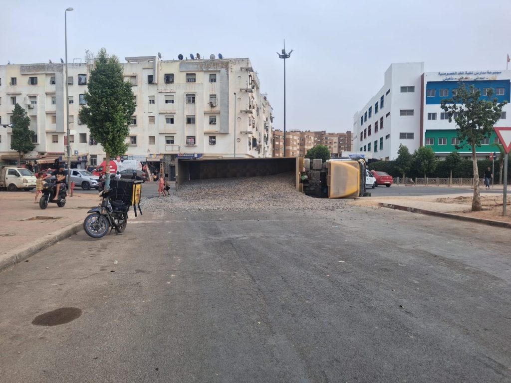 البيضاء.. انفجار إطار شاحنة «رموك» محملة بالحصى يتسبب في انقلابها بالحي الحسني