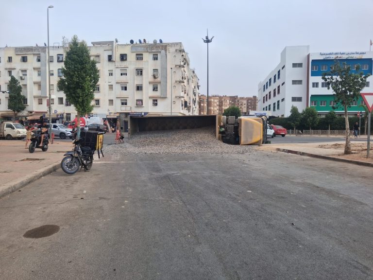 البيضاء.. انفجار إطار شاحنة «رموك» محملة بالحصى يتسبب في انقلابها بالحي الحسني