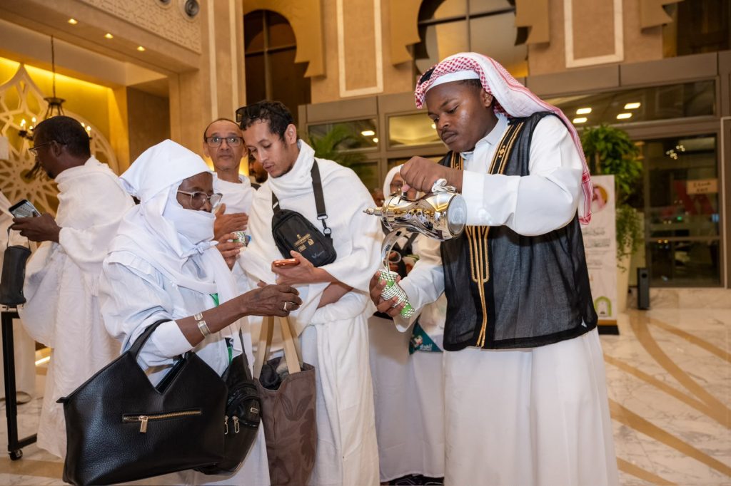 الوفد المغربي ضمن ضيوف خادم الحرمين الشريفين للعمرة يصلون مكة المكرمة