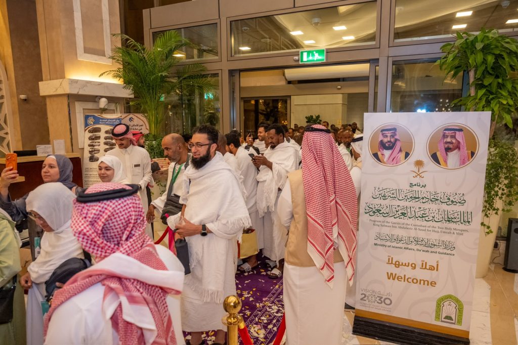 الوفد المغربي ضمن ضيوف خادم الحرمين الشريفين للعمرة يصلون مكة المكرمة