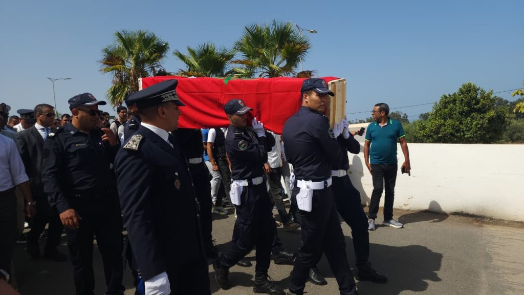 جنازة مهيبة لتوديع الشرطي ضحية إطلاق النار.. وموكب أمني يرافق جثمانه إلى القصر الكبير