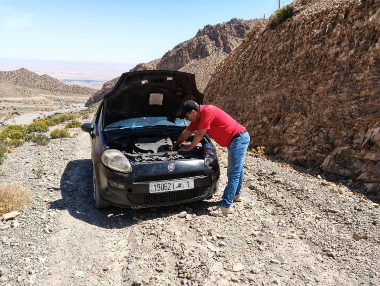 مرشح يعلق في طريق غير معبدة خلال حملته الانتخابية.. وانعدام «الريزو» يدفعه لإطلاق نداء استغاثة