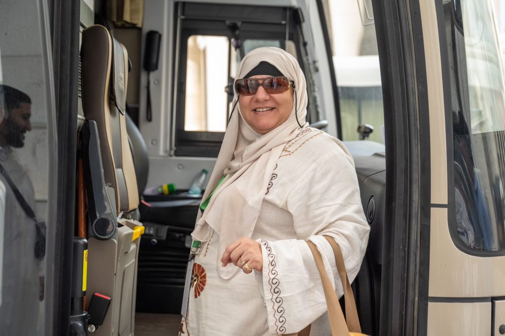 الوفد المغربي من ضيوف خادم الحرمين الشريفين للعمرة والزيارة يعودون إلى البلاد - صور
