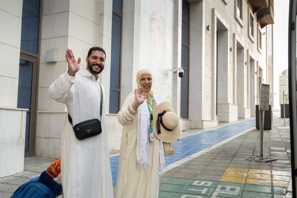 الوفد المغربي من ضيوف خادم الحرمين الشريفين للعمرة والزيارة يعودون إلى البلاد - صور