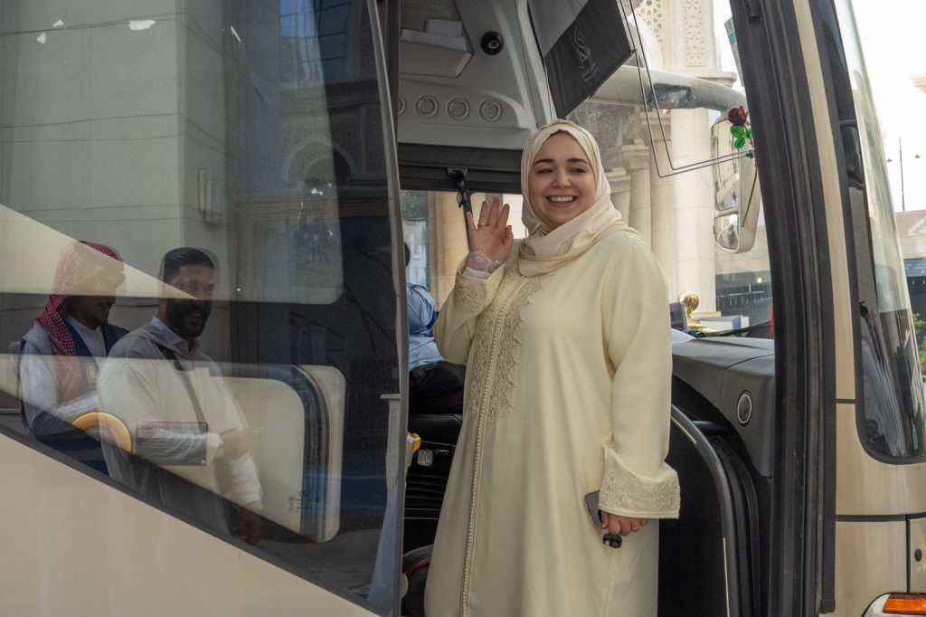 الوفد المغربي من ضيوف خادم الحرمين الشريفين للعمرة والزيارة يعودون إلى البلاد - صور
