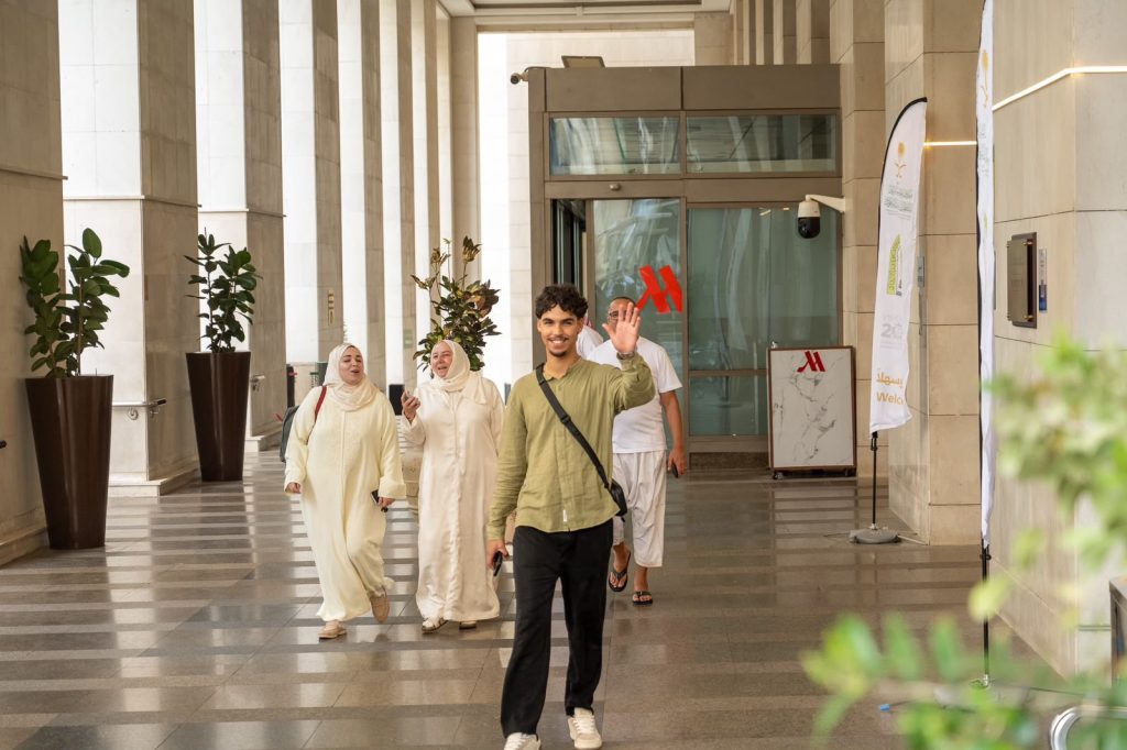 الوفد المغربي من ضيوف خادم الحرمين الشريفين للعمرة والزيارة يعودون إلى البلاد - صور