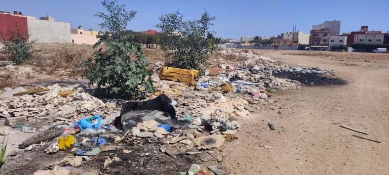 الناظور.. الأنقاض ومخلفات الهدم تغرق حي اولاد لحسن وتثير استياء الساكنة