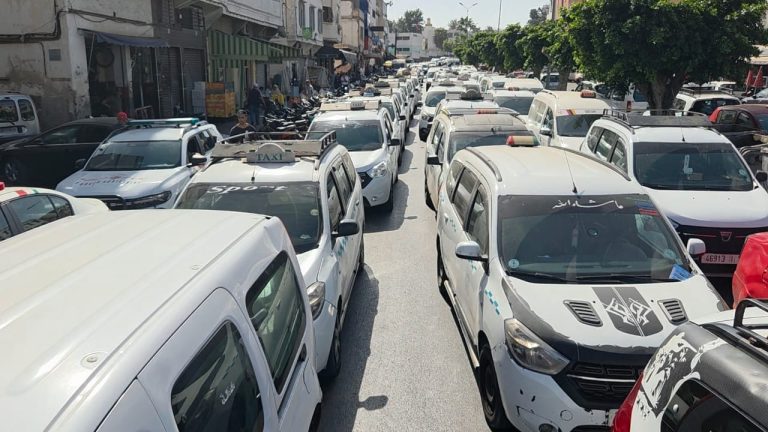 البيضاء.. ارتفاع أسعار المحروقات يشعل احتجاج سائقي الطاكسيات