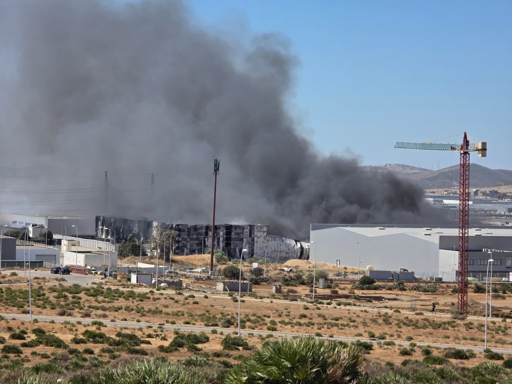 عقب الحريق الكبير.. شركة فرنسية تعلق الإنتاج بوحدة صناعية في طنجة
