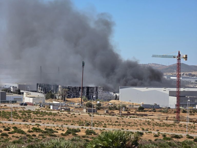 عقب الحريق الكبير.. شركة فرنسية تعلق الإنتاج بوحدة صناعية في طنجة