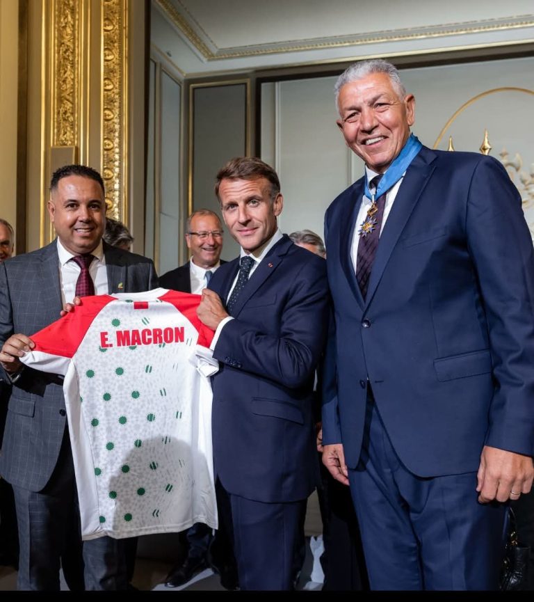 رئيس الجامعة الملكية للركبي يحضر حفل تكريم بنعزي بالإليزيه ويُهدي القميص الوطني للرئيس ماكرون