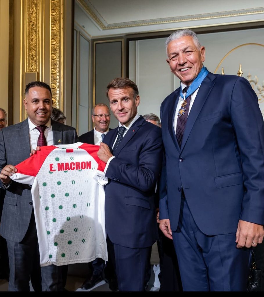 رئيس الجامعة الملكية للركبي يحضر حفل تكريم بنعزي بالإليزيه ويُهدي القميص الوطني للرئيس ماكرون