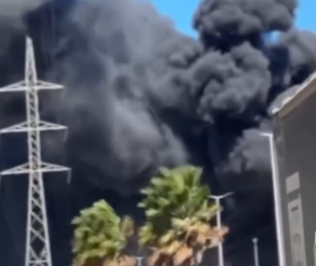 طنجة.. حريق ضخم يلتهم مصنعا قيد البناء بطنجة تيك