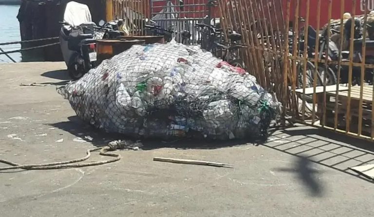 لمواجهة التلوث.. صيادون يعيدون البلاستيك من البحر إلى الميناء بأكادير