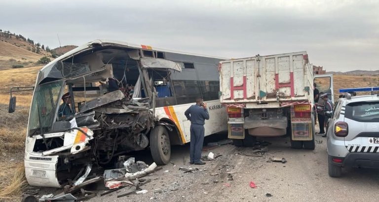 خنيفرة.. حادث اصطدام بين شاحنة وحافلة يخلف 28 إصابة وحالة حرجة