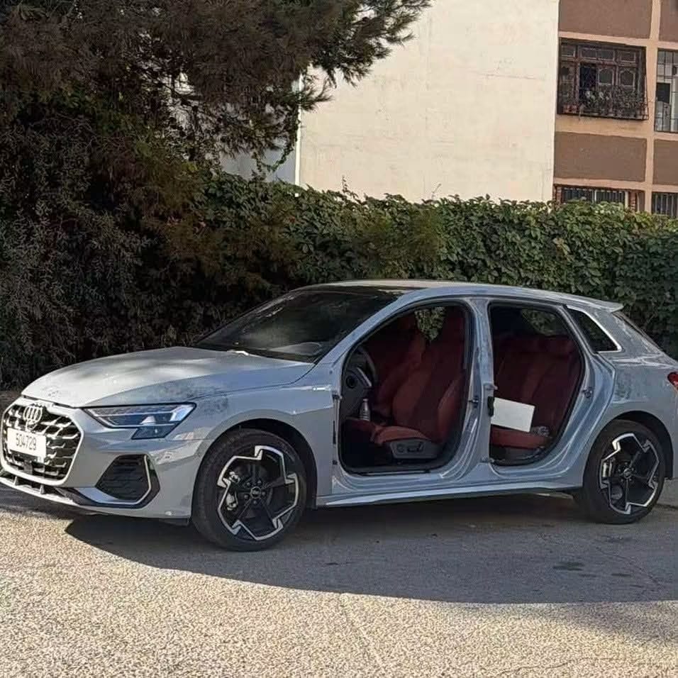 واقعة غريبة بالجزائر.. سرقة أبواب سيارة مركونة في الشارع