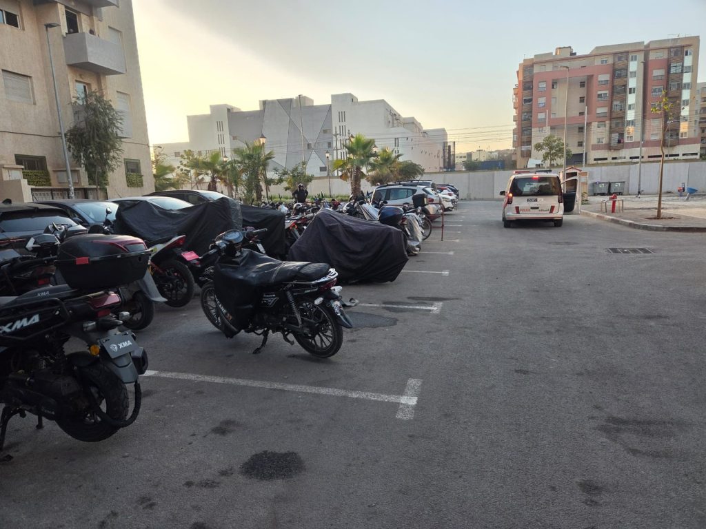 البرنوصي.. سرقة دراجة نارية تنتهي بالاعتداء على حارس ليلي بالسلاح الأبيض