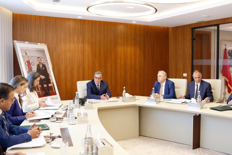 الحكومة تقرر مواصلة دعم مهنيي النقل لمواجهة ارتفاع أسعار المحروقات