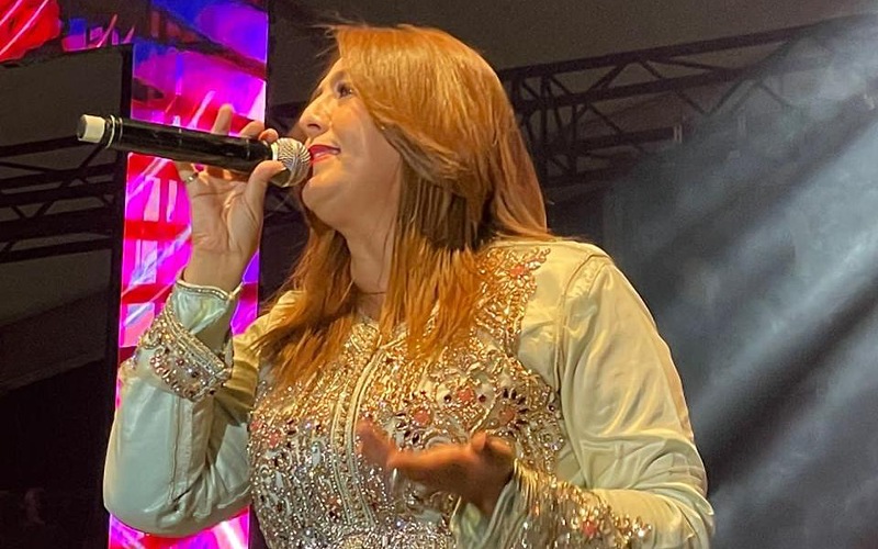 الفنانة صابرينا… صوت الحسيمة الذي عبر الحدود وأدخل الأغنية الريفية إلى بيوت المغاربة