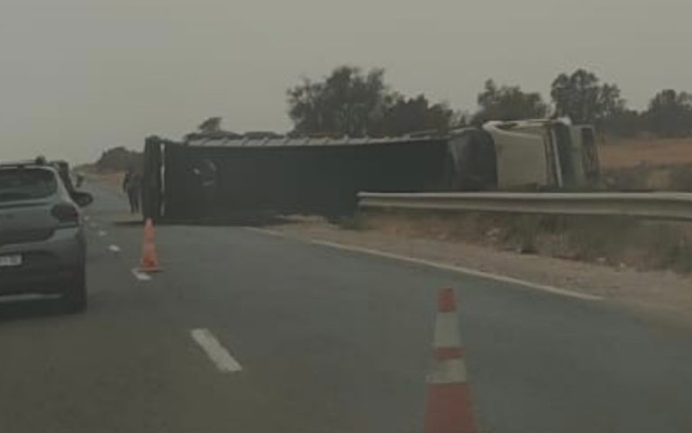 إنزكان.. انقلاب شاحنة وإصابة سائقها