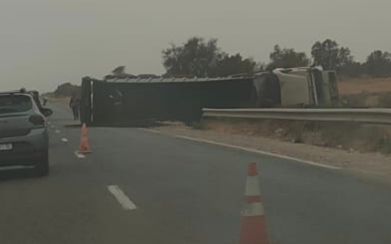 إنزكان.. انقلاب شاحنة وإصابة سائقها