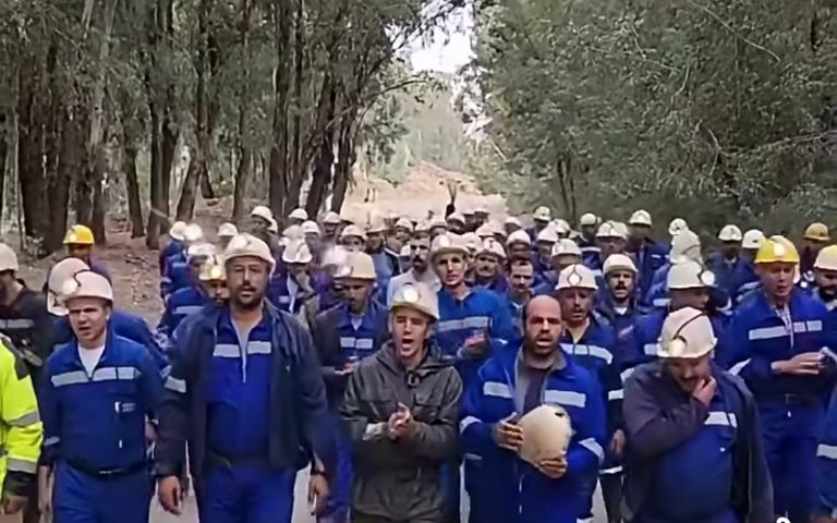 بعد مصرع 3 عمال.. مسيرة احتجاجية لعمال منجم جبل عوام نواحي مريرت