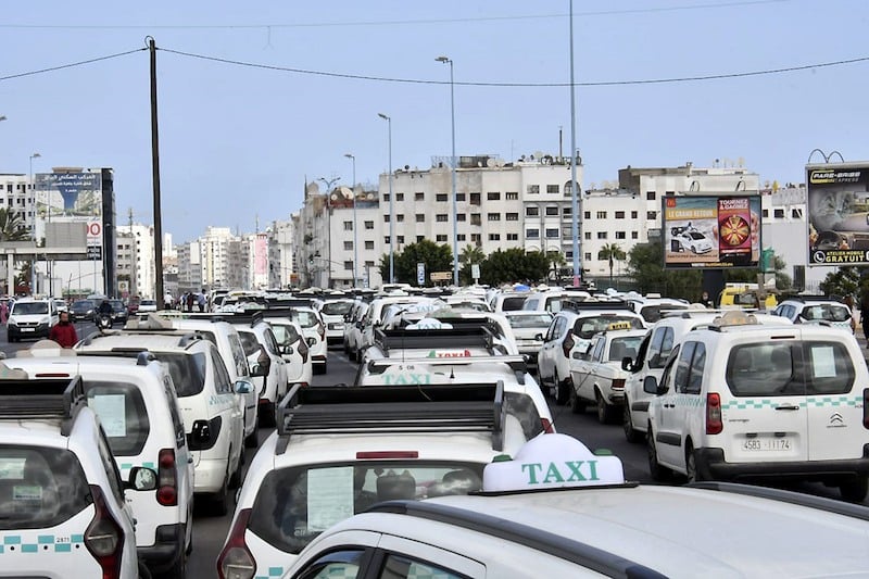 طاكسيات البيضاء تهدد بالتوقف عن العمل و شل قطاع النقل بداية من الأسبوع المقبل