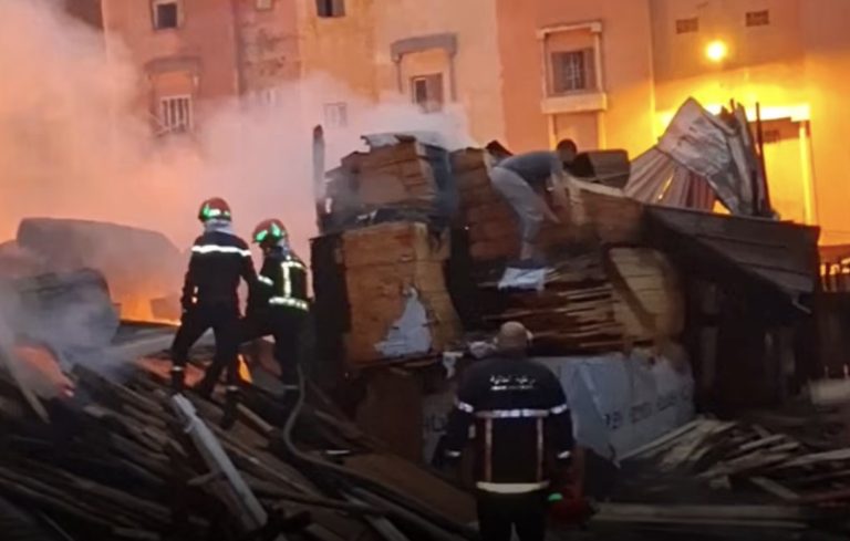 حريق بسوق المسيرة بحي الفلاح في البيضاء يلتهم عددا من المحلات التجارية