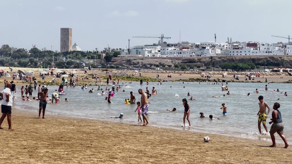 موجة الحرارة تدفع ساكنة سلا والرباط إلى النزوح نحو الشواطئ