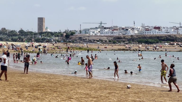موجة الحرارة تدفع ساكنة سلا والرباط إلى النزوح نحو الشواطئ