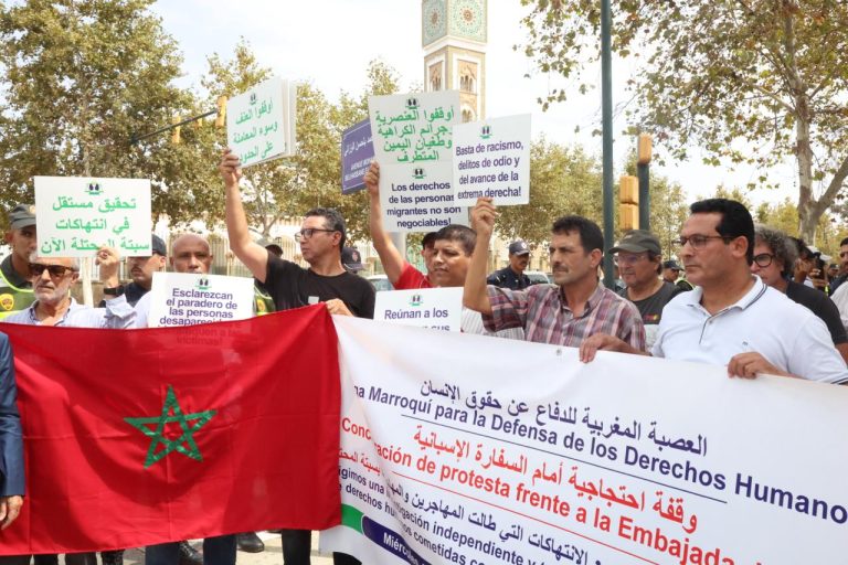 الرباط.. حقوقيون يحتجون قرب السفارة الإسبانية تنديداً بانتهاكات طالت المهاجرين بسبتة المحتلة