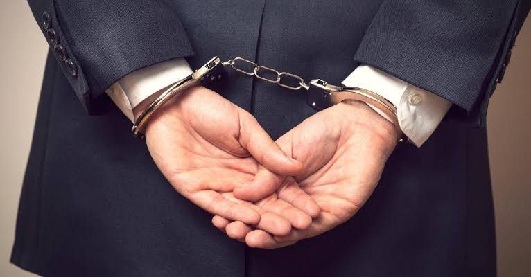 طنجة.. توقيف مدير مؤسسة تعليمية وسيدتين للاشتباه في النصب على الراغبين في الهجرة