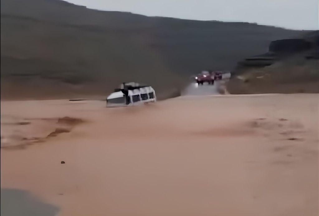 إملشيل.. انقلاب مركبة للنقل المزدوج وسط الوادي دون تسجيل ضحايا