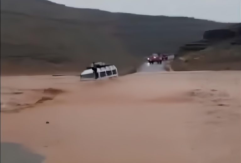 إملشيل.. انقلاب مركبة للنقل المزدوج وسط الوادي دون تسجيل ضحايا