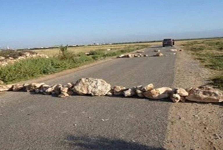بيوكرى.. مختلة عقليا تعرقل حركة السير بوضع أحجار وسط الطريق